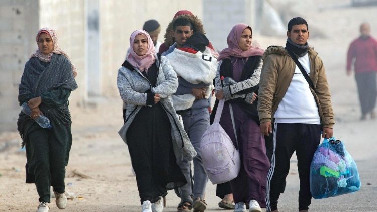 Civili palestinesi lasciano Khan Yunis in direzione di Rafah