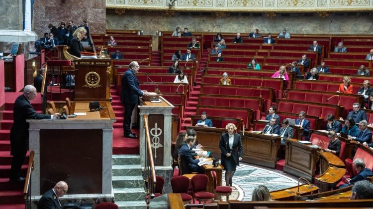 फ्रांसीसी संसद ने पेरिस में गर्भपात के संवैधानिक अधिकार पर बहस की