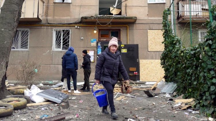 Residente limpa destroços perto de um edifício residencial danificado por um ataque de drone na cidade de Odesa, no sul da Ucrânia, em 25 de janeiro de 2024, em meio à invasão russa. Pelo menos seis pessoas ficaram feridas durante o ataque noturno de drones na região de Odesa, de acordo com as Forças de Defesa do sul da Ucrânia. EPA/IGOR TKACHENKO