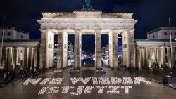 Kerzen bilden eine Parole im Protest gegen den Faschismus am Brandenburgertor in Berlin