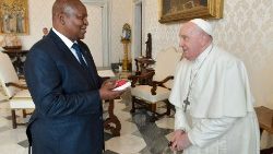 El Papa recibe al Presidente de África Central.