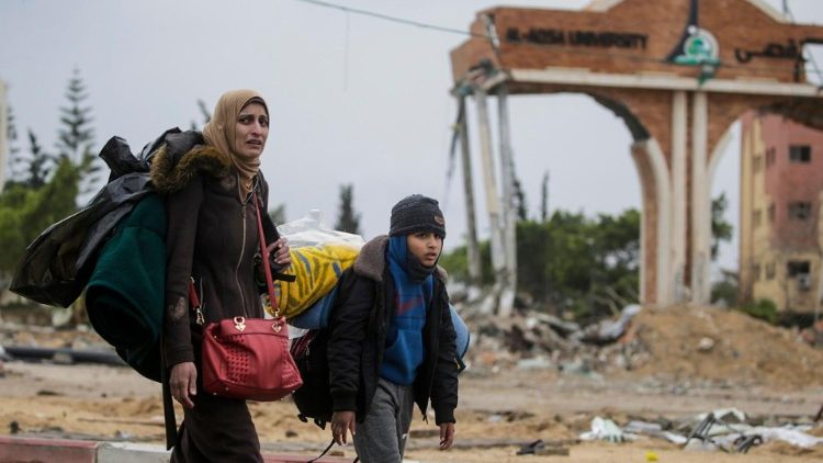 Palestinos se deslocam para o campo de Rafah, perto da fronteira egípcia, sul da Faixa de Gaza, 27 de janeiro de 2024. EPA/MOHAMMED SABER