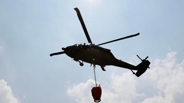 Un helicóptero de la Fuerza Aérea Colombiana (FAC) reabastece de agua el sistema Bambi Bucket para combatir los incendios en los cerros orientales de Bogotá, Colombia, 28 de enero de 2024. El número de incendios activos en Colombia disminuyó a 13 el 28 de enero, cuatro menos que el día anterior. (ANSA)