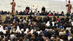 Papa Francisc în Aula Paul al VI-lea din Vatican, la audiența acordată responsabililor și angajaților din cadrul TV2000 și circuitului radiofonic inBlu2000, luni, 29 ianuarie 2024