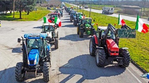 Mondo agricolo in protesta, manifestazioni e blocchi stradali in tutta Europa