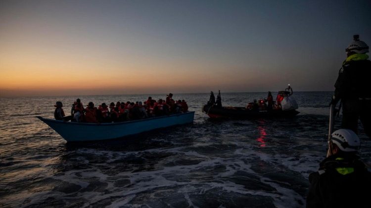 Migranti: Sea Watch, salvate 50 persone in difficolt�