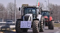 Agricoltori, manifestazione con i trattori