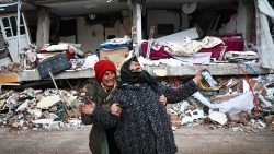 Türkische Frauen vor einem zusammengestürzten Gebäude in Kahramanmaras, Februar 2023