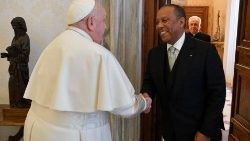 教皇フランシスコ、サントメ・プリンシペのトロヴォアダ首相を迎えて　2024年2月1日　バチカン宮殿