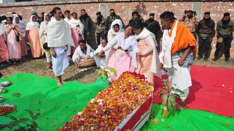 Beerdigung zweier Gewaltopfer in Imphal, Manipur, Indien