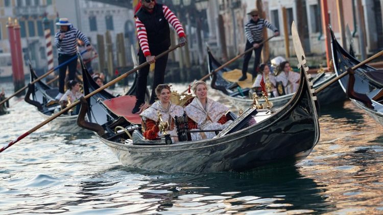 Ohlášení papežovy návštěvy přichází v den vrcholícího benátského karnevalu