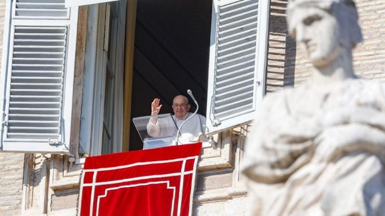 Papež Frančišek vsako nedeljo in praznik vodi opoldansko molitev z okna apostolske palače.