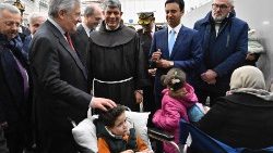 어린이들을 환영하는 이탈리아 외교장관과 팔타스 신부
