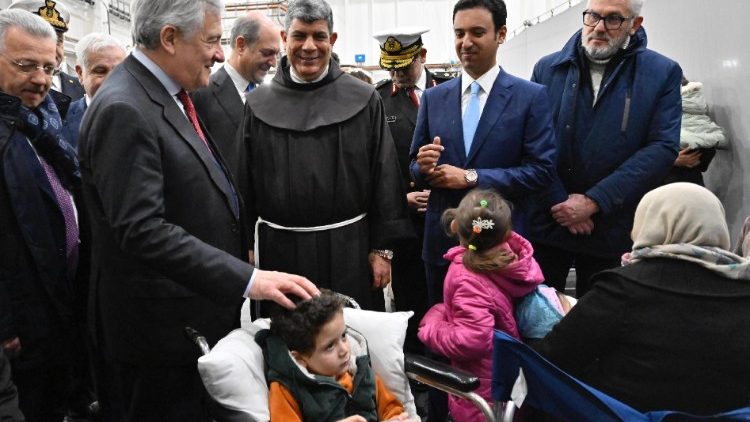  O ministro italiano das Relações Exteriores, Antonio Tajani, e o vigário da Custódia da Terra Santa, padre Ibrahim Faltas, recebem as crianças provenientes de Gaza.