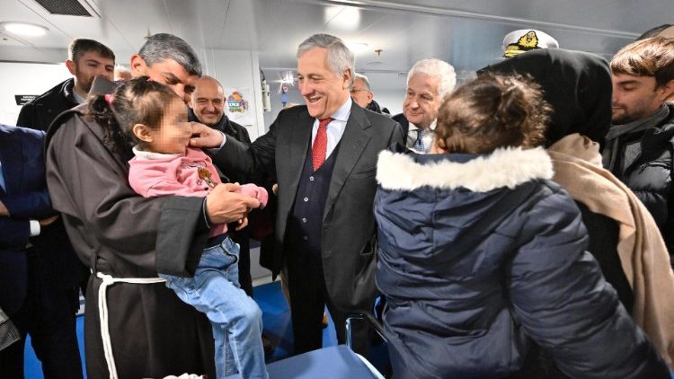 Il ministro Tajani e padre Faltas sulla nave Vulcano con i bambini di Gaza