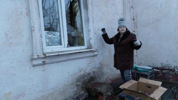 Um residente local mostra os danos causados por um ataque com mísseis que feriu três pessoas, Kharkiv, Ucrânia, 7 de fevereiro de 2024. Ataques russos com mísseis e drones atingiram cidades em toda a Ucrânia, matando pelo menos cinco pessoas e ferindo dezenas de outras, disseram as autoridades ucranianas. EPA/YAKIV LIASHENKO EPA-EFE/YAKIV LIASHENKO