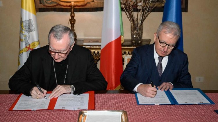 Kardinal Parolin und Untersekretär Mantovano unterzeichnen das Abkommen