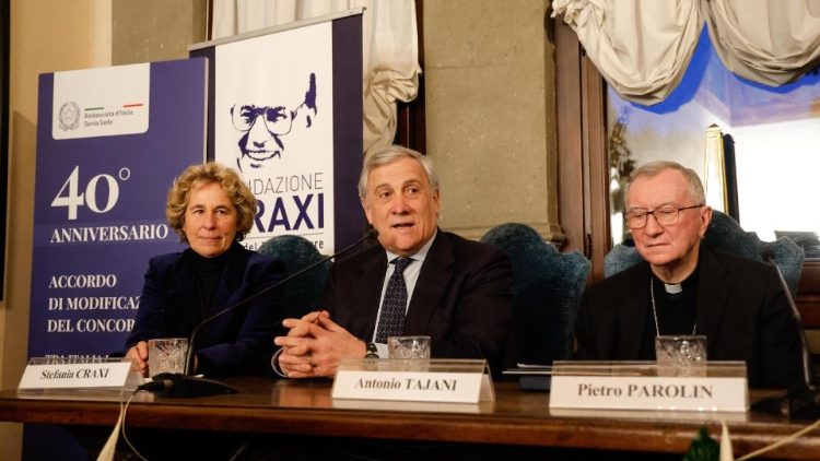 Il cardinale Pietro Parolin insieme al ministro Antonio Tajani e alla senatrice Stefania Craxi