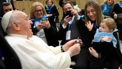 Papa pozdravlja jednu mamu i njezino dijete nakon audijencije