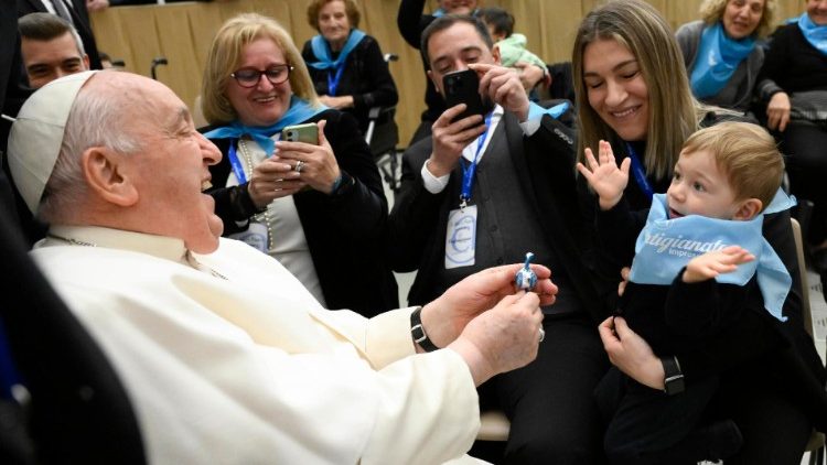 Papa pozdravlja jednu mamu i njezino dijete nakon audijencije