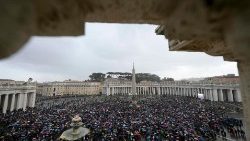 Esernyő alatt tengernyi nép a Szent Péter téren