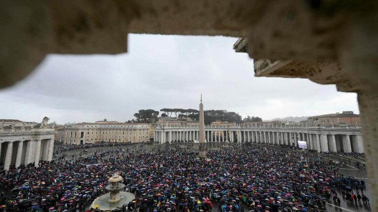 Esernyő alatt tengernyi nép a Szent Péter téren