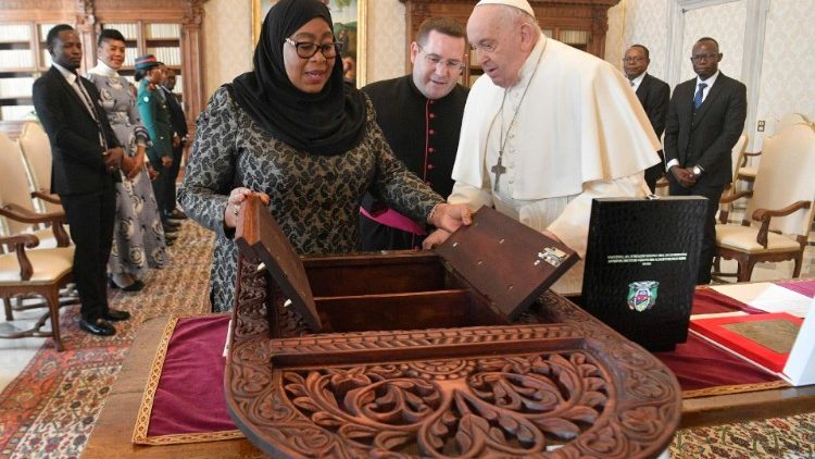 Echange de cadeaux entre le Pape et la présidente de la Tanzanie