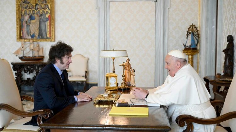 Argentiniens neuer Präsident Javier Milei und Papst Franziskus
