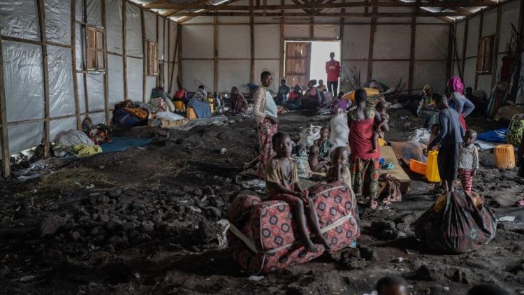 गोमा के निकट बुलेंगो विस्थापित व्यक्तियों के शिविर में शरणार्थियों का आश्रय