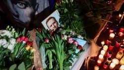 Flores, velas e retratos do líder da oposição russa Alexei Navalny durante uma vigília na Europaplatz em Munique, Alemanha, 16 de fevereiro de 2024. EPA/ANNA SZILAGYI