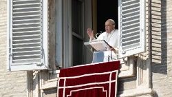 Pope greets farmers in St. Peter's Square