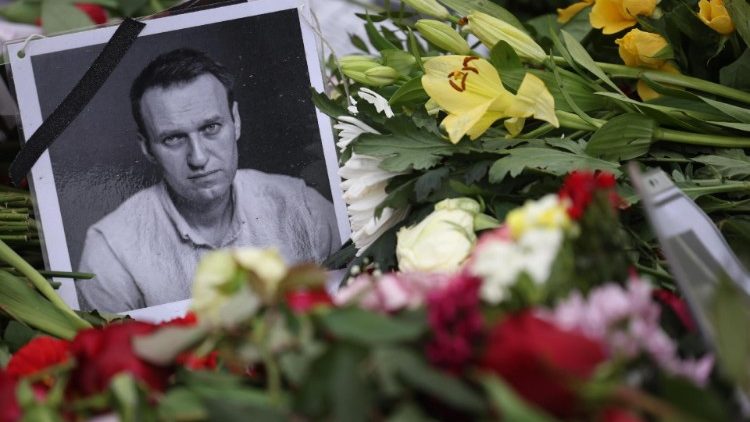Цветя пред руското посолство в Берлин след смъртта на Алексей Навални