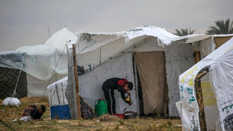Accampamento di una famiglia palestinese fuggita di Rafah 