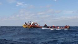 Operaciones de rescate de migrantes a la deriva en el mar
