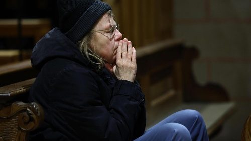 Frau beim Gebet während der Eröffnungsmesse der Vollversammlung der DBK in Augsburg am Montag, 19.2.2024