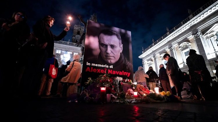 Fiaccolata per Navalny ieri a Roma