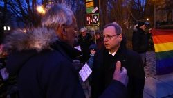 Bischof Georg Bätzing, Vorsitzender der Deutschen Bischofskonfernz DBK, im Gespräch mit Demonstranten bei der Frühjahrs-Vollversammlung der DBK in Augsburg am 19.2.2024