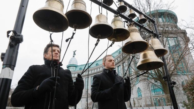 Ucranianos tocam sinos em homenagem aos ativistas mortos durante protestos antigovernamentais em 2014, no memorial aos ativistas de Maidan, chamados de “Heróis dos Cem Celestiais”, não muito longe da Praça da Independência, em Kiev, Ucrânia, 20 de fevereiro de 2024. EPA/SERGEY DOLZHENKO