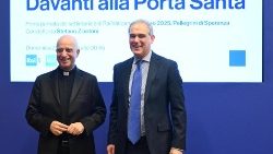 Msgr. Rino Fisichella in Stefano Ziantoni, odgovoren za Rai Vaticano med predstavitvijo oddaje "Pred svetimi vrati"