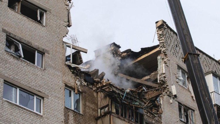यूक्रेन के देनीप्रो में  हुए ड्रोन  हमले में आठ मारे गये , तस्वीरः23.02.2024