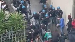 Pisa, scontri tra studenti e polizia nei cortei per la pace in Palestina (Ansa)