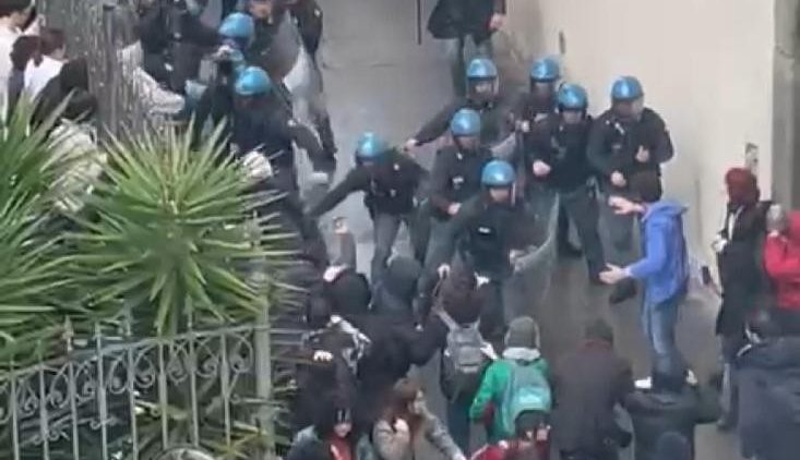 Pisa, scontri tra studenti e polizia nei cortei per la pace in Palestina (Ansa)