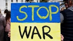 Антивоенный марш в Ницце по случаю второй годовщины войны России против Украины