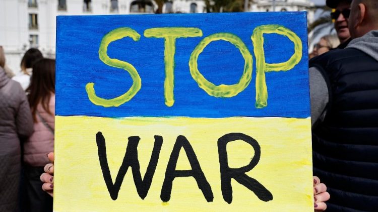 Антивоенный марш в Ницце по случаю второй годовщины войны России против Украины