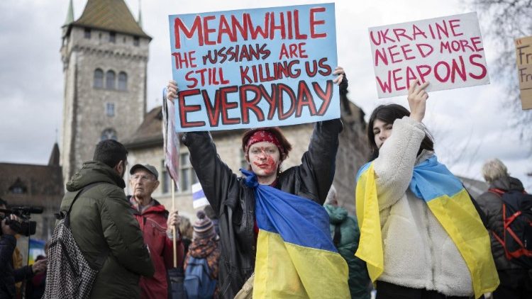 Membros da comunidade ucraniana e os seus apoiantes reúnem-se para uma manifestação que marca o segundo aniversário da invasão da Ucrânia pela Rússia, em Zurique, Suíça, 24 de fevereiro de 2024. EPA/ENNIO LEANZA