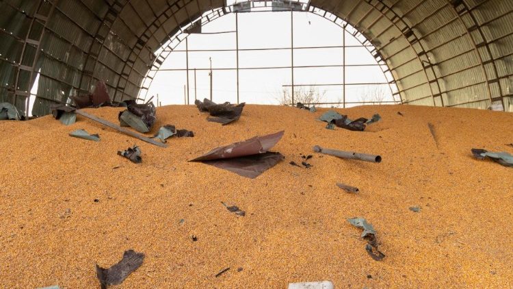 Um hangar usado para armazenar grãos foi danificado após um ataque noturno com foguetes em Pisochyn, perto de Kharkiv, nordeste da Ucrânia, em 26 de fevereiro de 2024. em meio à invasão russa. EPA/YAKIV LIASHENKO