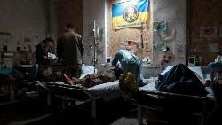 Ukraińscy medycy wojskowi opiekujący się rannymi żołnierzami w obwodzie donieckim, 25 lutego 2024 r.