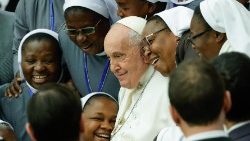 पोप फ्राँसिस के साथ फोटो लेती धर्मबहनें