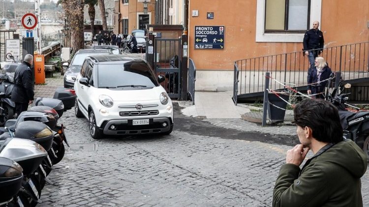 Wiozący Papieża samochód wyjeżdżający ze szpitala na Wyspie Tyberyjskiej w Rzymie po krótkich badaniach, 28 lutego 2024 r.