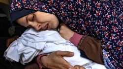 Майка, прегърнала мъртвото си дете след последните израелски въздушни удари в Рафа